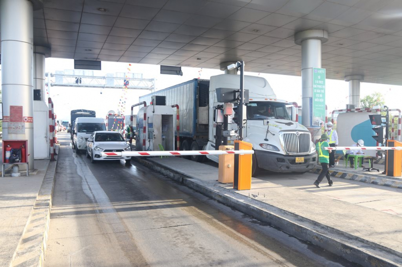 Ngày đầu tiên thực hiện thu phí không dừng đoạn cao tốc Đà Nẵng-Quảng Ngãi: Nhiều tài xế lúng túng quay đầu vì chưa đủ điều kiện  -1