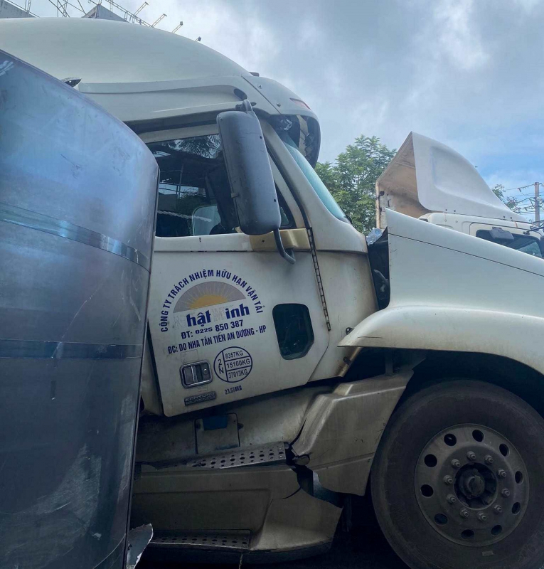 Cuộn sắt nặng hàng chục tấn từ xe đầu kéo rơi xuống đường -0