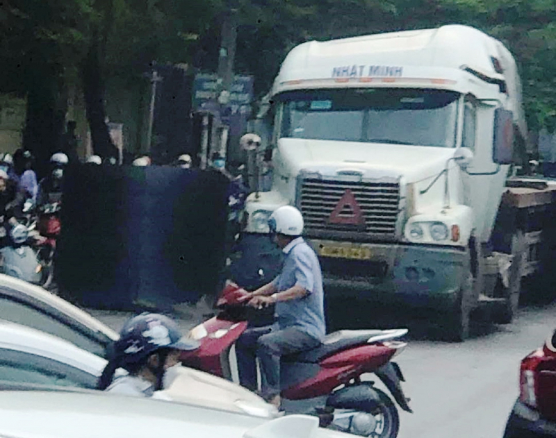 Cuộn sắt nặng hàng chục tấn từ xe đầu kéo rơi xuống đường -0