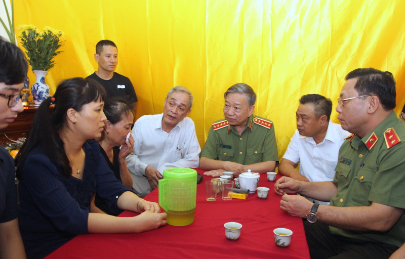 Bộ trưởng Tô Lâm thăm hỏi, chia sẻ mất mát với gia đình 3 CBCS hy sinh trong khi chữa cháy