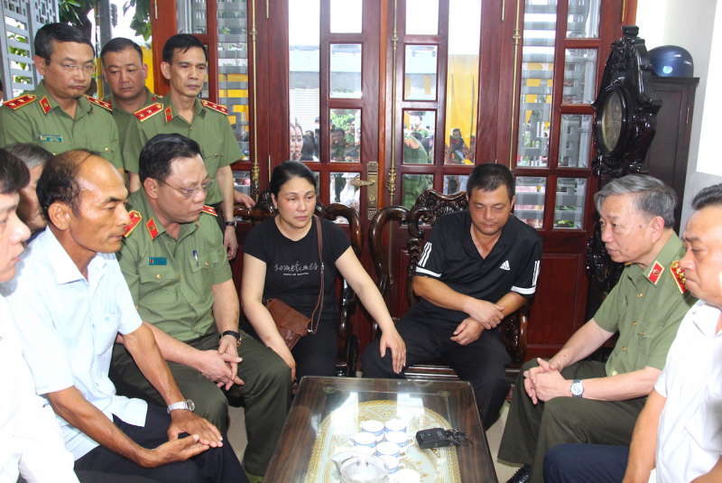 Bộ trưởng Tô Lâm thăm, động viên gia đình 3 CBCS hy sinh trong khi chữa cháy -0