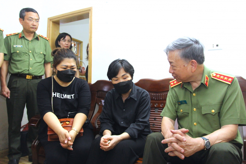 Bộ trưởng Tô Lâm thăm, động viên gia đình 3 CBCS hy sinh trong khi chữa cháy -1