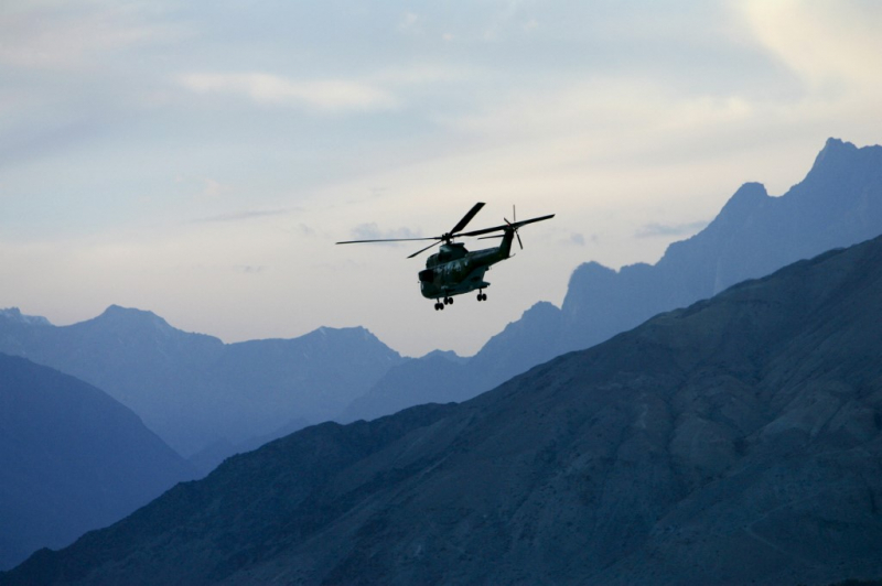 Rơi máy bay cứu trợ, tướng quân đội Pakistan tử nạn -0