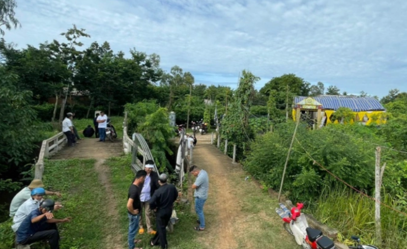 Phát hiện thi thể người đàn ông đang phân huỷ được che trong bạt nilon -0