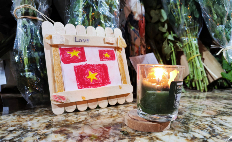 Xúc động tình cảm Nhân dân đến đặt hoa tươi dưới Tượng đài tri ân 3 CBCS Cảnh sát PCCC&CNCH hy sinh -0