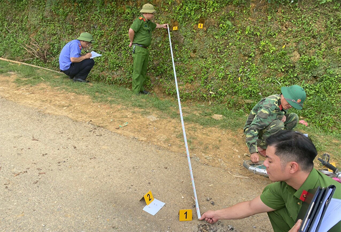 Nổ vật nghi là bom bi, 2 cháu bé bị thương nặng -0