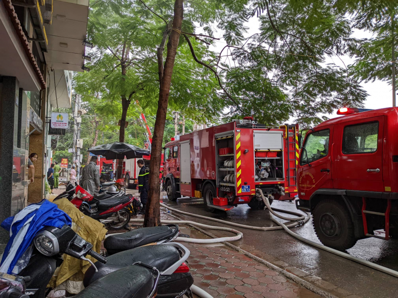  Three firefighters die while fighting fire and rescuing victims -0