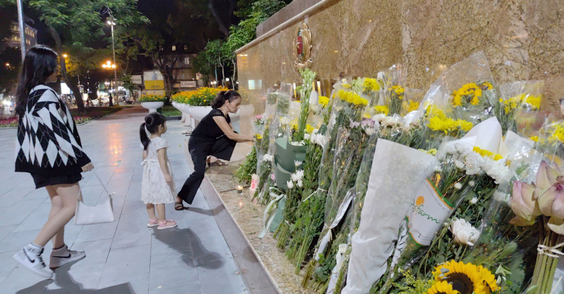 Xúc động tình cảm Nhân dân đến đặt hoa tươi dưới Tượng đài tri ân 3 CBCS Cảnh sát PCCC&CNCH hy sinh -0