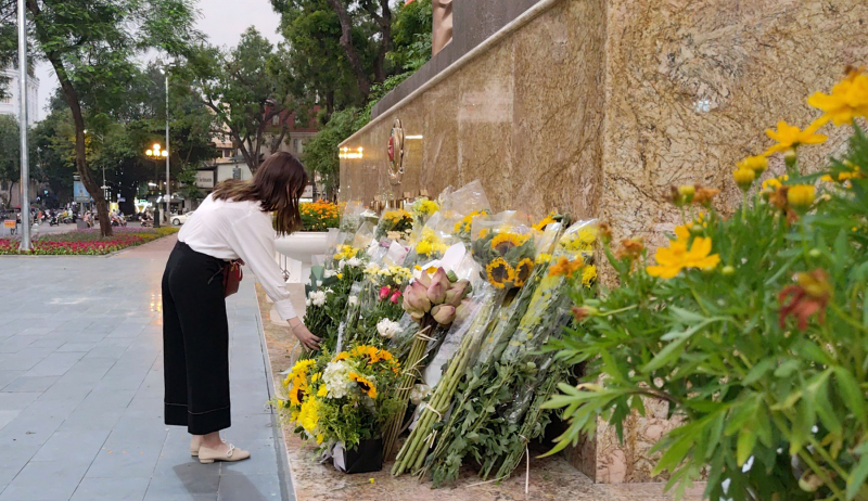 Xúc động tình cảm Nhân dân đến đặt hoa tươi dưới Tượng đài tri ân 3 CBCS Cảnh sát PCCC&CNCH hy sinh -0