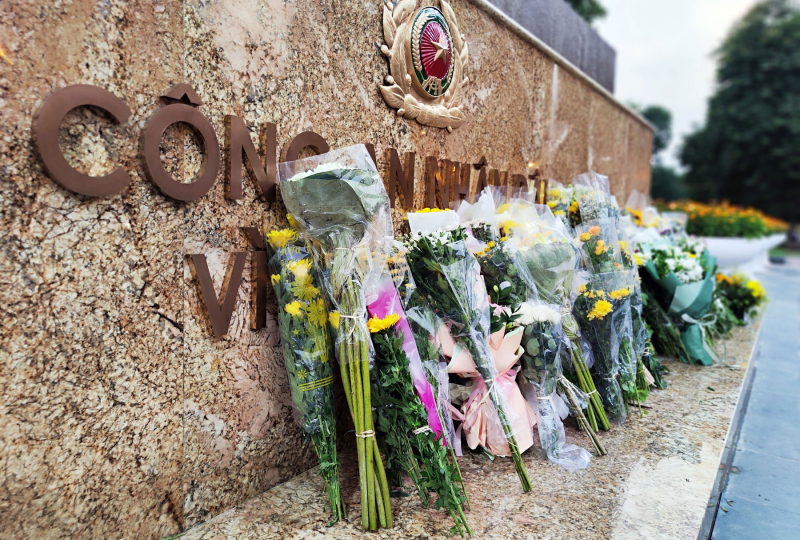 Xúc động tình cảm Nhân dân đến đặt hoa tươi dưới Tượng đài tri ân 3 CBCS Cảnh sát PCCC&CNCH hy sinh -0