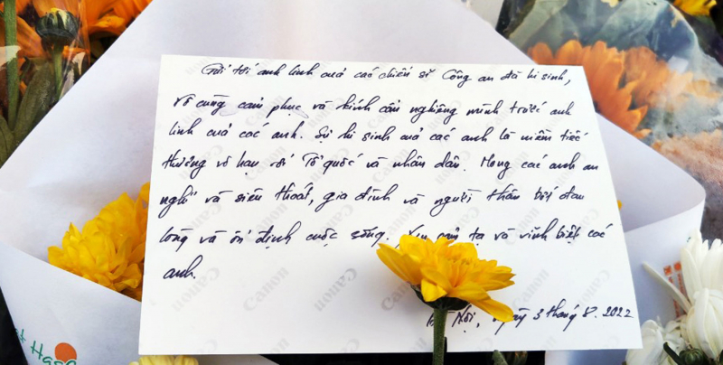 Xúc động tình cảm Nhân dân đến đặt hoa tươi dưới Tượng đài tri ân 3 CBCS Cảnh sát PCCC&CNCH hy sinh -0