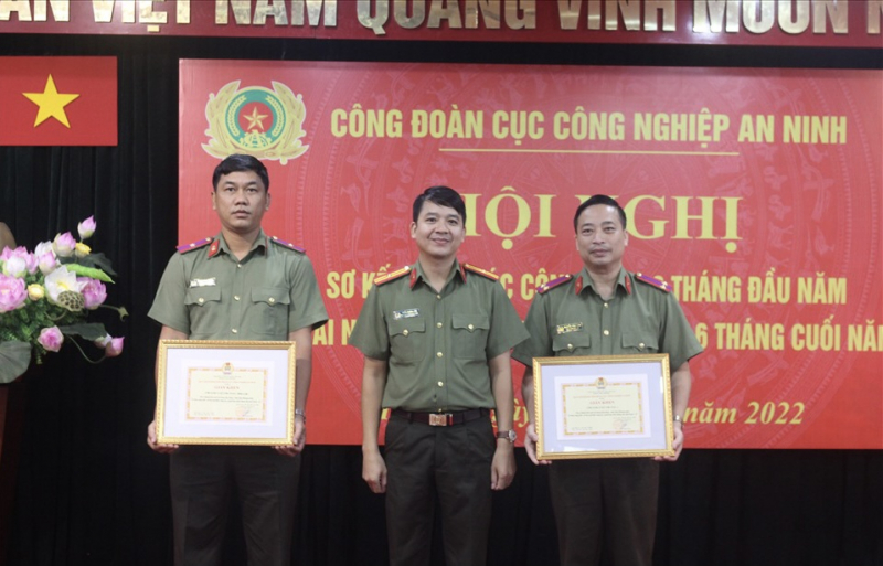 Phát huy vai trò nòng cốt của tổ chức công đoàn trong chăm lo, bảo vệ quyền lợi người lao động trong CAND -0