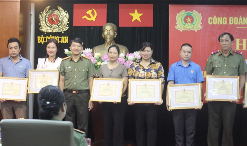Phát huy vai trò nòng cốt của tổ chức công đoàn trong chăm lo, bảo vệ quyền lợi người lao động trong CAND -0