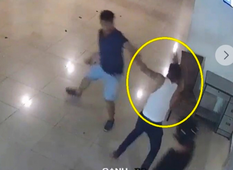 Mâu thuẫn dưới tầng hầm giữ xe, ca sĩ Chế Phi bị đánh hội đồng -0