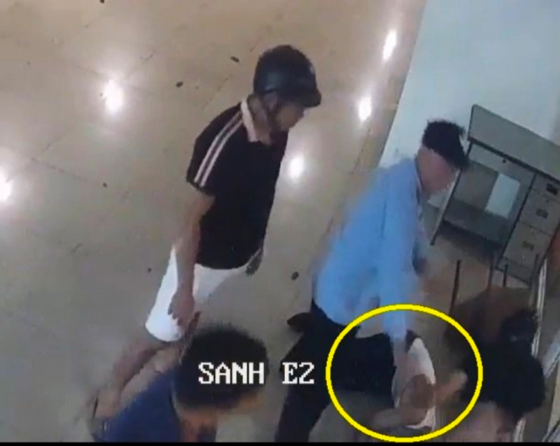 Mâu thuẫn dưới tầng hầm giữ xe, ca sĩ Chế Phi bị đánh hội đồng -0