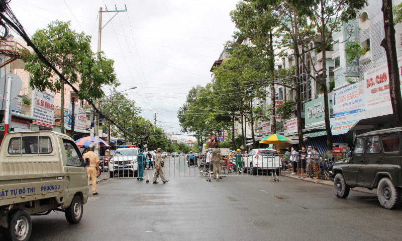 Cưỡng chế ki-ốt xây dựng trái phép trước cổng bệnh viện hơn 20 năm  -0