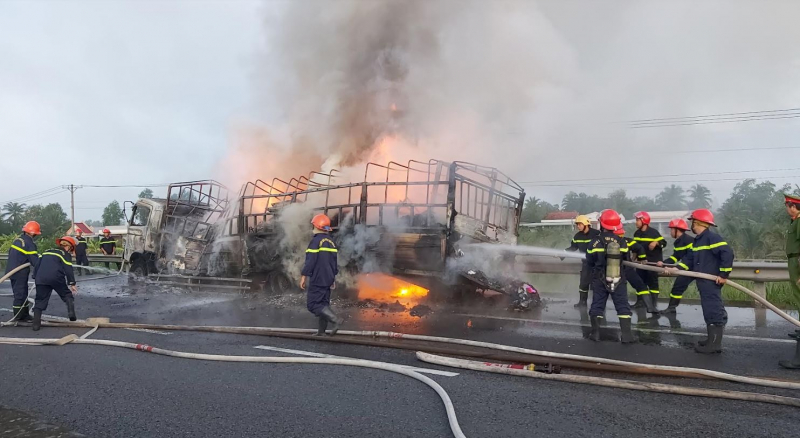 Xe tải chở quần áo cháy rụi, cao tốc ùn tắc hơn 5km -2