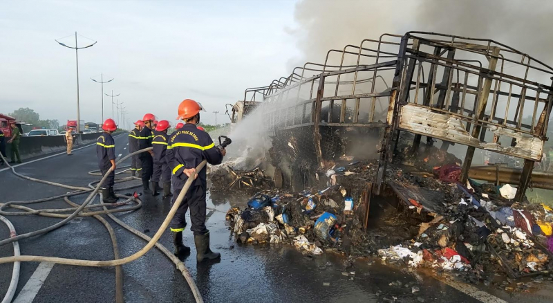 Xe tải chở quần áo cháy rụi, cao tốc ùn tắc hơn 5km -5