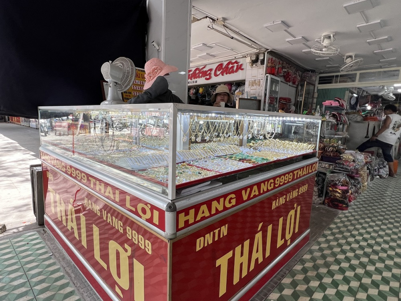 1 trong 2 tiệm vàng bị đối tượng dùng súng AK cướp đã mở cửa trở lại -0