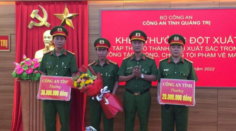 Khen thưởng vụ bắt giữ 8 bánh heroin và 34kg ma túy đá -1
