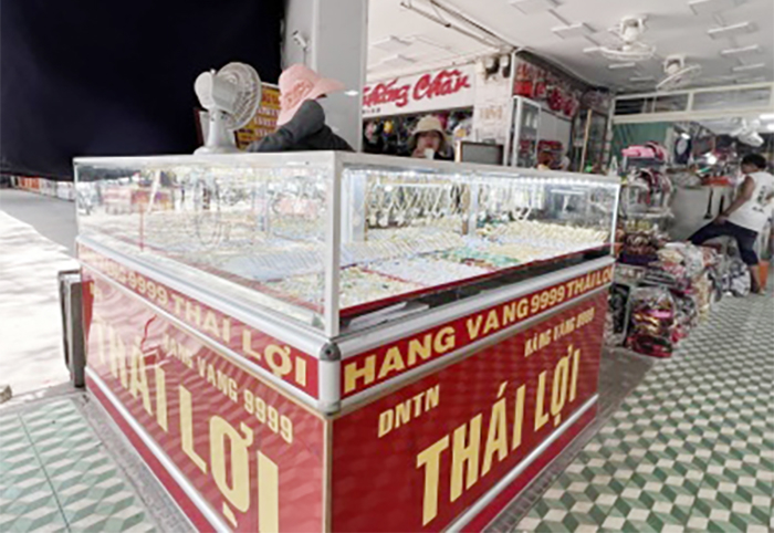 Thêm người dân đến nộp lại vàng tang vật -0