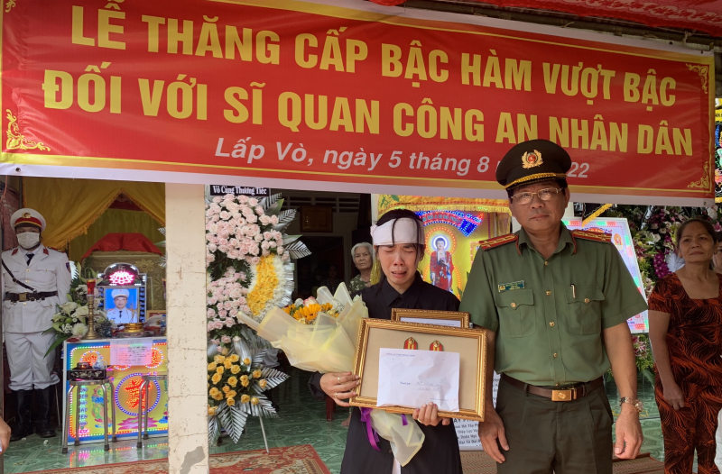 “Anh hy sinh vì cuộc sống bình yên của nhân dân” -0