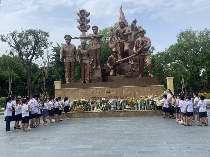 Người dân đặt hoa dưới chân tượng đài tiễn đưa các anh về với đất mẹ -0