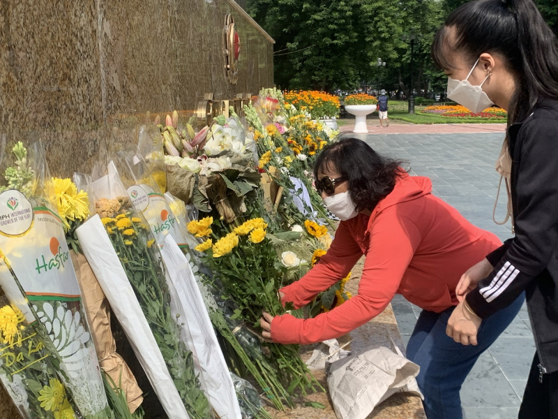 Người dân đặt hoa dưới chân tượng đài tiễn đưa các anh về với đất mẹ -0