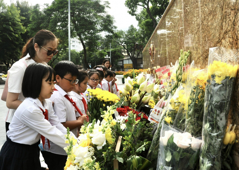 Người dân Thủ đô thành kính đặt hoa dưới chân tượng đài tiễn đưa các anh về với đất Mẹ -0