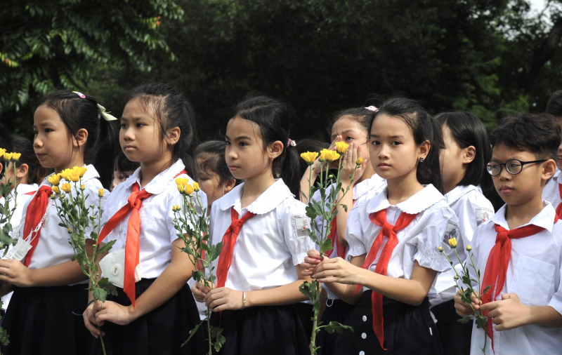 Người dân Thủ đô thành kính đặt hoa dưới chân tượng đài tiễn đưa các anh về với đất Mẹ -0