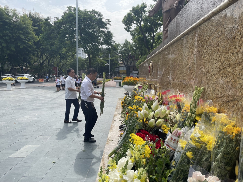 Người dân đặt hoa dưới chân tượng đài tiễn đưa các anh về với đất mẹ -0