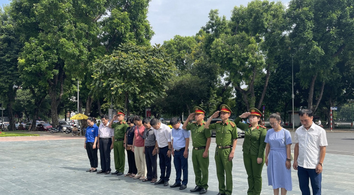 Người dân Thủ đô thành kính đặt hoa dưới chân Tượng đài tiễn đưa các anh về với đất Mẹ -0