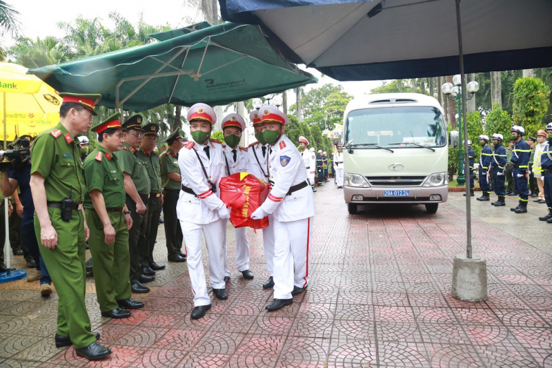 Xúc động tiễn đưa liệt sĩ Nguyễn Đình Phúc -0