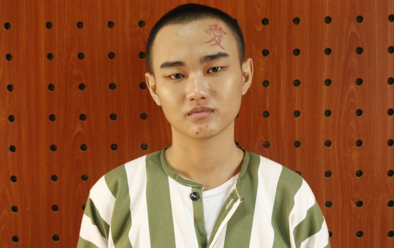 Khởi tố đối tượng rủ bạn chém đứt lìa bàn tay đối thủ -0