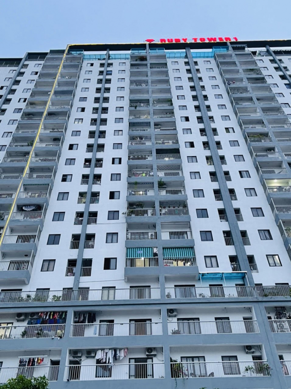 Cảnh sát PCCC giải cứu cô gái có ý định nhảy lầu tự tử -0