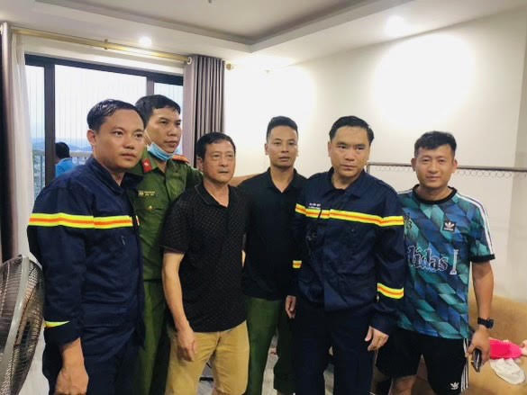 Cảnh sát PCCC giải cứu cô gái có ý định nhảy lầu tự tử -0