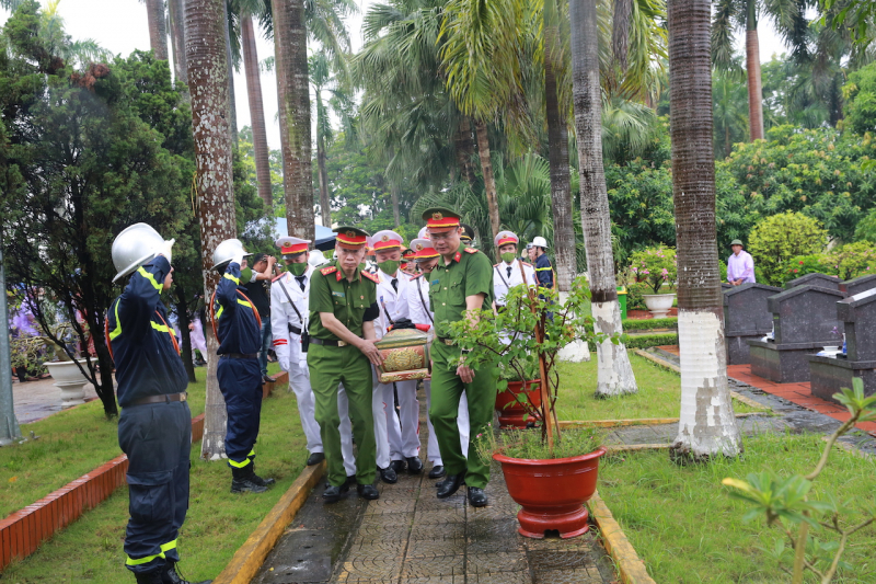 Tiễn biệt liệt sĩ, Thượng uý Đỗ Đức Việt về nơi an nghỉ cuối cùng -1