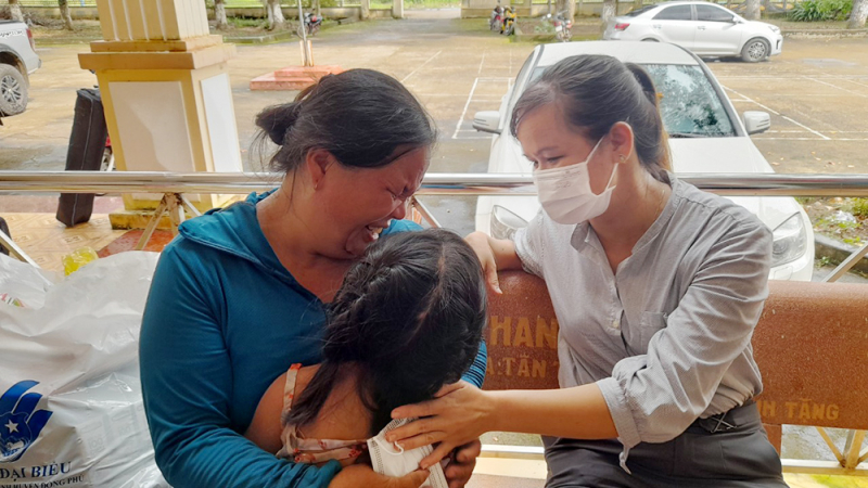 Bé gái 7 tuổi ở Bình Phước bị cha dượng và mẹ ruột bạo hành đã được cha ruột đón về quê -0