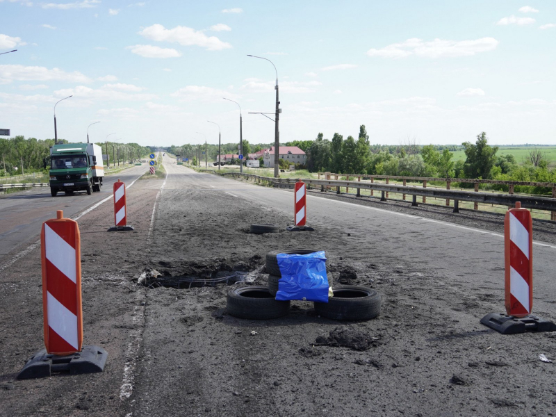 Ukraine bắn loạt pháo HIMARS, nhưng không thể đánh sập cầu ở Kherson -0