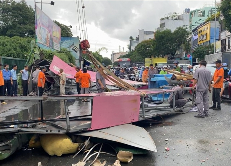 Cổng chào cao 5 mét đổ sập xuống đường trong cơn mưa lớn -0