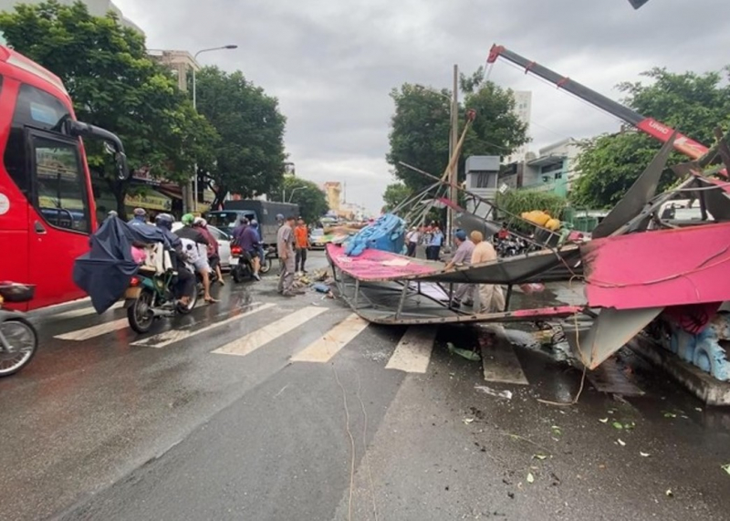 Cổng chào cao 5 mét đổ sập xuống đường trong cơn mưa lớn -1