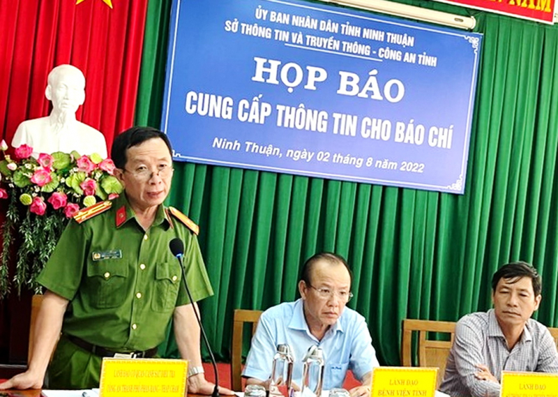 Lãnh đạo Công an TP Phan Rang - Tháp Chàm trao đổi một số thông tin liên quan vụ tai nạn.