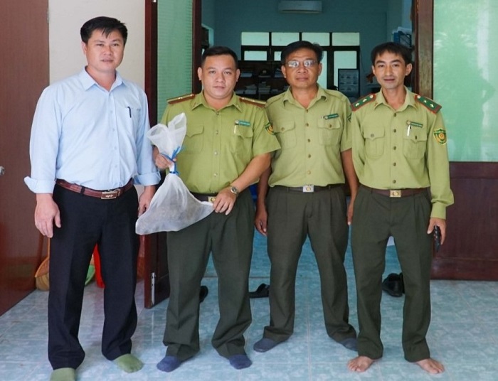 Người dân giao nộp 2 con tê tê java cho kiểm lâm -0