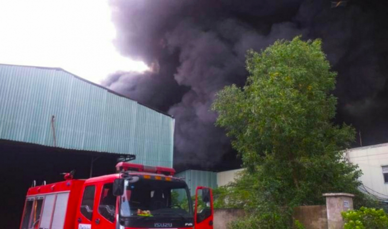 Đang cháy lớn xưởng sản xuất rộng hàng ngàn mét vuông ở Đức Hòa-Long An -0