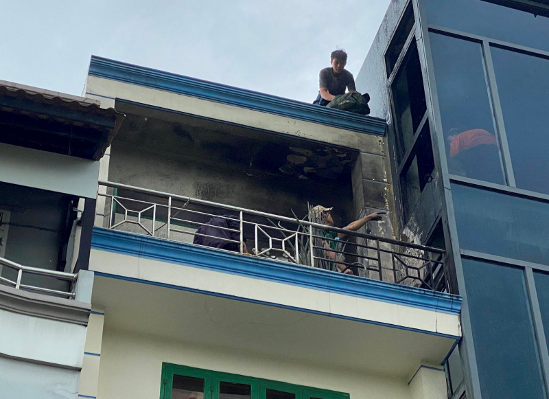 Hàn xì sửa quán cà phê gây cháy lan sang nhà 3 tầng -0