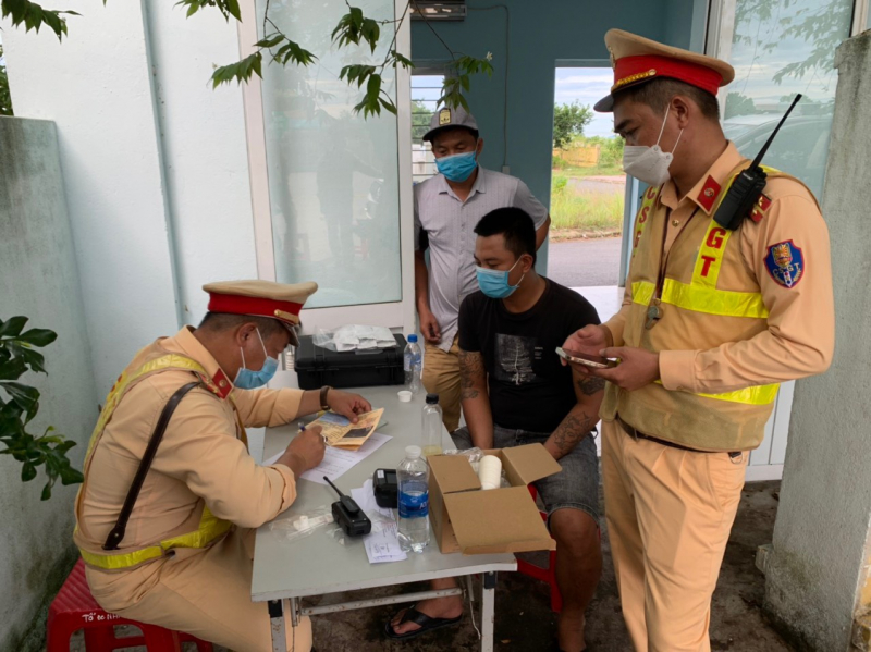 Phát hiện 2 lái xe trên tuyến cao tốc  sử dụng ma túy đá -0