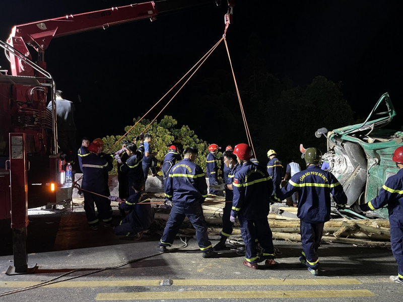 Trắng đêm cứu nạn xe chở keo tràm va chạm với xe máy khiến 4 người chết -0