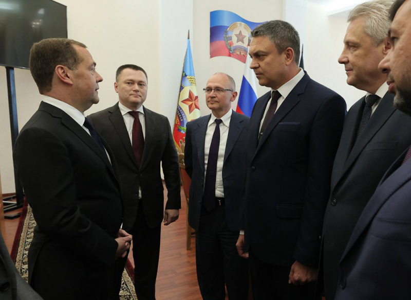 Cựu Tổng thống Nga Medvedev thay mặt ông Putin tới Donbass -0