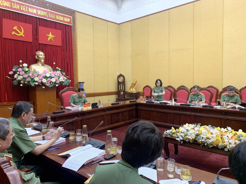 Họp Hội đồng xét tặng danh hiệu 