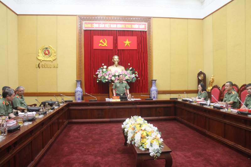 Họp Hội đồng xét tặng danh hiệu 